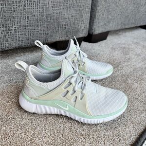 Nike Women's White and Light Green Sneakers